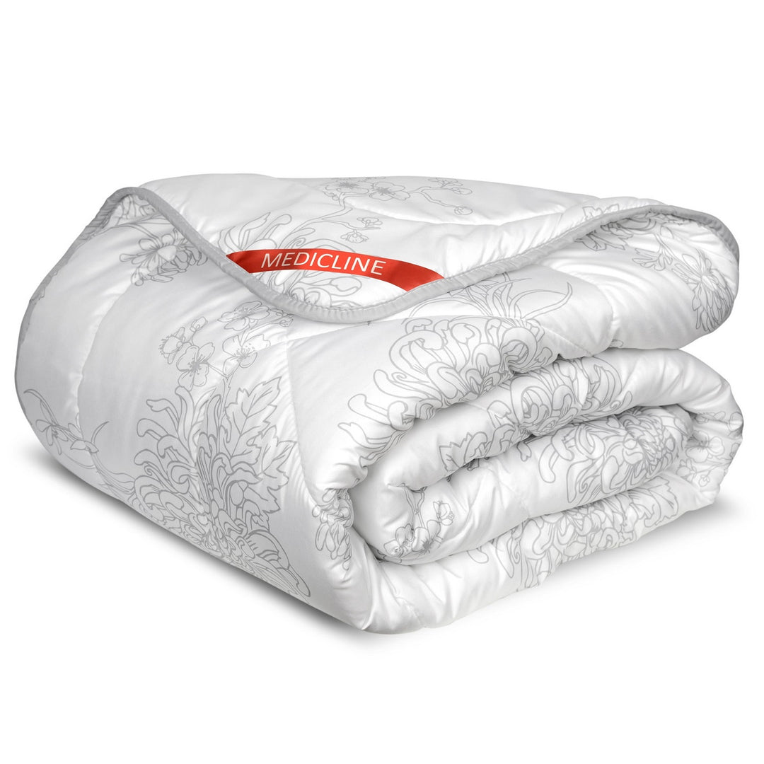Prikrývka Medicline 200x220cm Celoročná prikrývka na spanie Materiál prikrývky z mikrovlákna s niťou Prešívaná silikónová výplň 200g/m2 Hypoalergénna Pranie do 30 stupňov (kvetinový vzor, 200 x 220 cm)