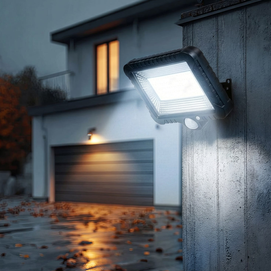 Solárny LED reflektor s pohybovým senzorom Maclean Energy IP44, 5 W, 400 lm, 6000 K (studená biela), lítiová batéria 1300 mAh, 3,7 V DC  MCE438
