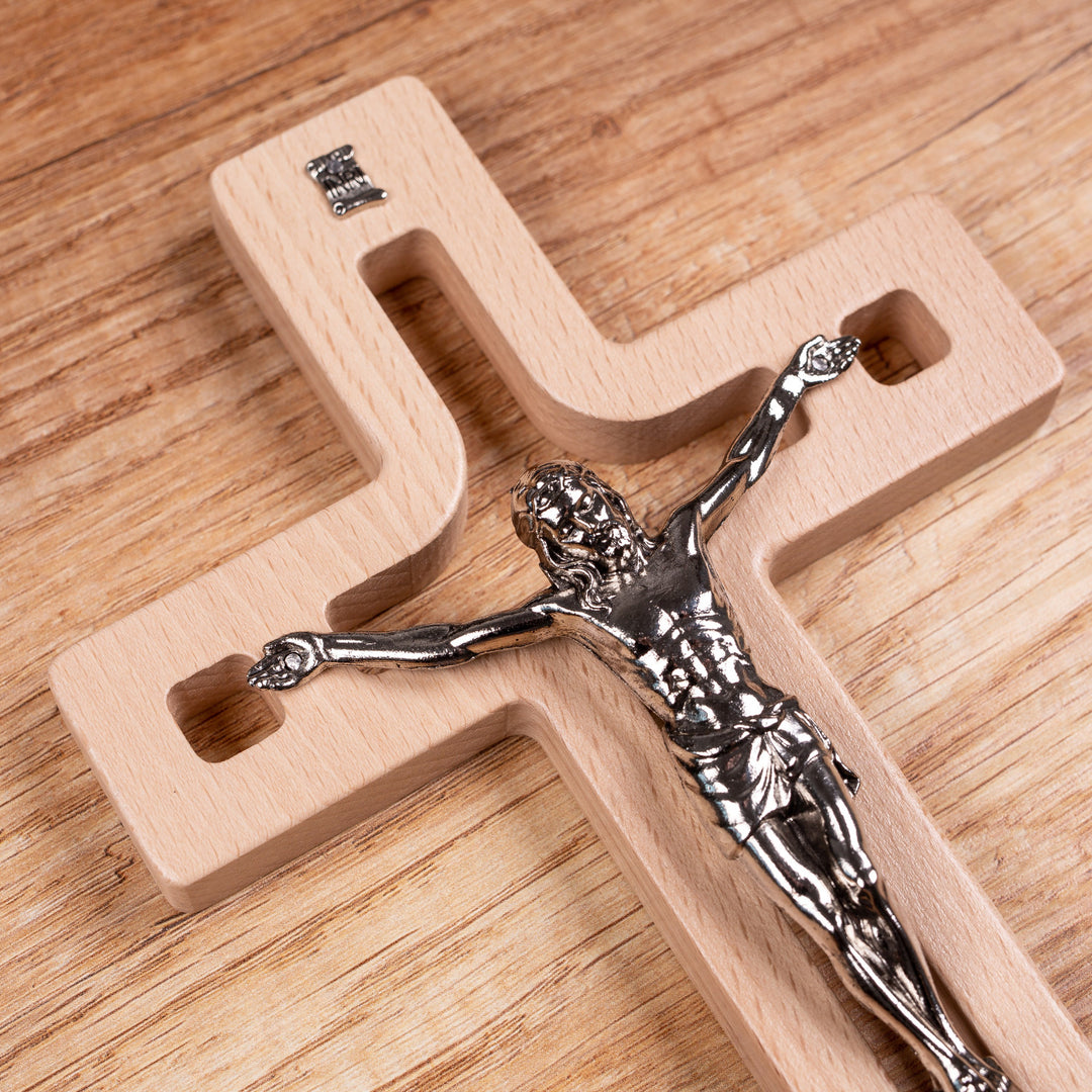 Drevený závesný kríž moderný s pasionom prírodný 18x12x1,4 cm