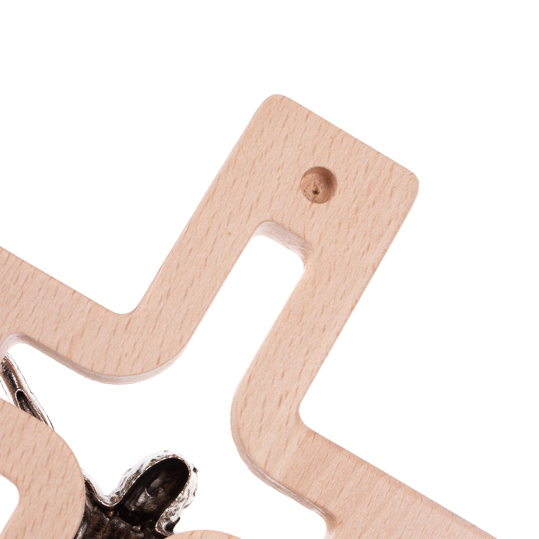 Drevený závesný kríž moderný s mučenkou prírodný 30x18x1,8cm