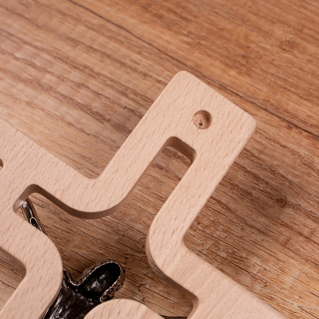 Drevený závesný kríž moderný s mučenkou prírodný 30x18x1,8cm