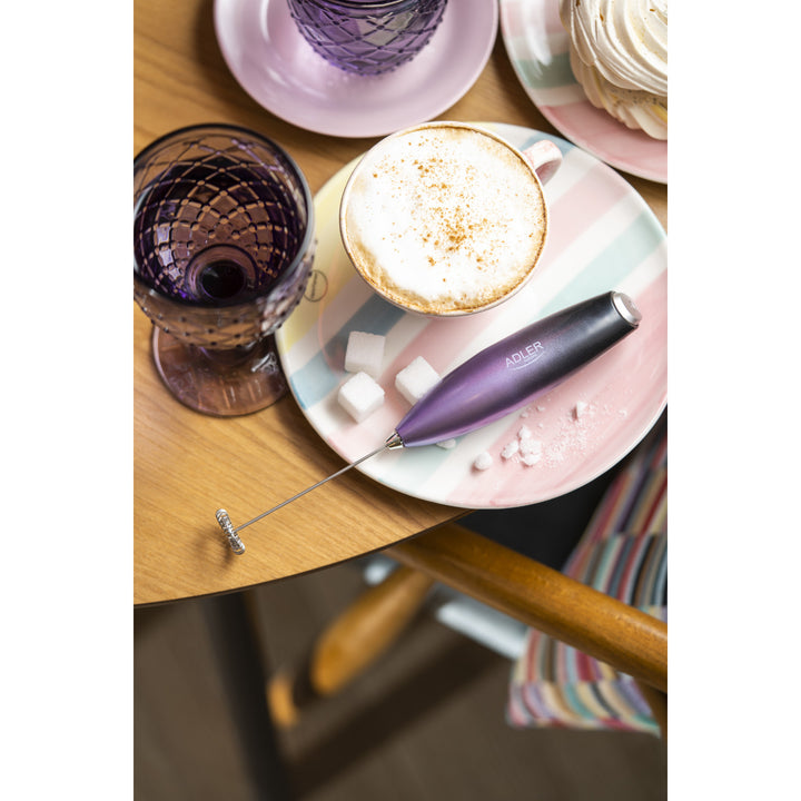 Napeňovač mlieka Adler, so stojanom, fialový a čierny, AD 4499