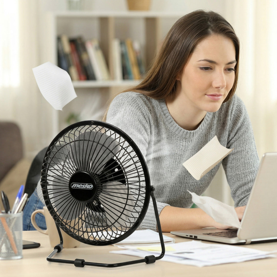Stolný ventilátor Mesko, priemer 15 cm, napájanie cez USB, vertikálna oscilácia, MS 7322