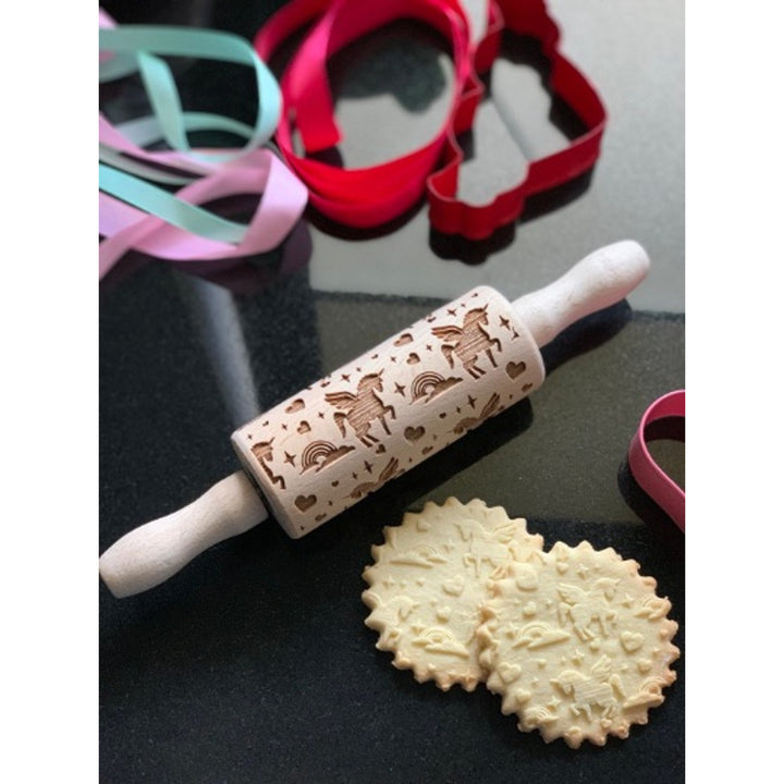 Goody Woody gravírovaný valček na tortu, 23,5 cm, bukové drevo, dizajn jednorožca