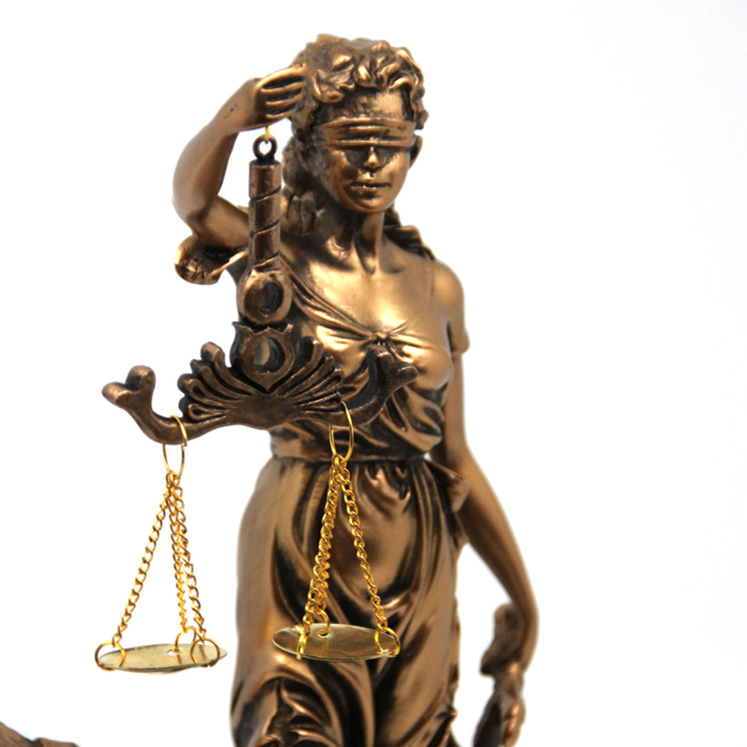 Figúrka bohyne spravodlivosti Temidy, hodiny, kráľovná Izabela