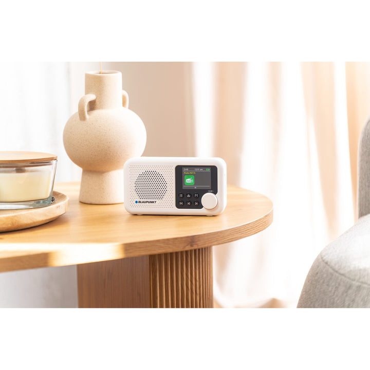 Prenosné rádio Blaupunkt, digitálne rádio DAB+ a FM tuner, Bluetooth, výstup na slúchadlá, 2,4" farebný displej, funkcie hodín a budíka, napájanie z batérie a dobíjanie cez USB-C, DR8WH