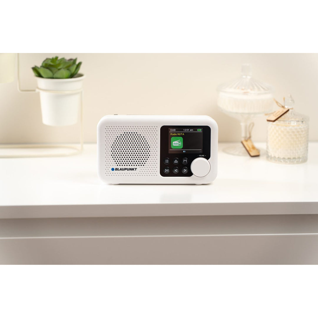 Prenosné rádio Blaupunkt, digitálne rádio DAB+ a FM tuner, Bluetooth, výstup na slúchadlá, 2,4" farebný displej, funkcie hodín a budíka, napájanie z batérie a dobíjanie cez USB-C, DR8WH