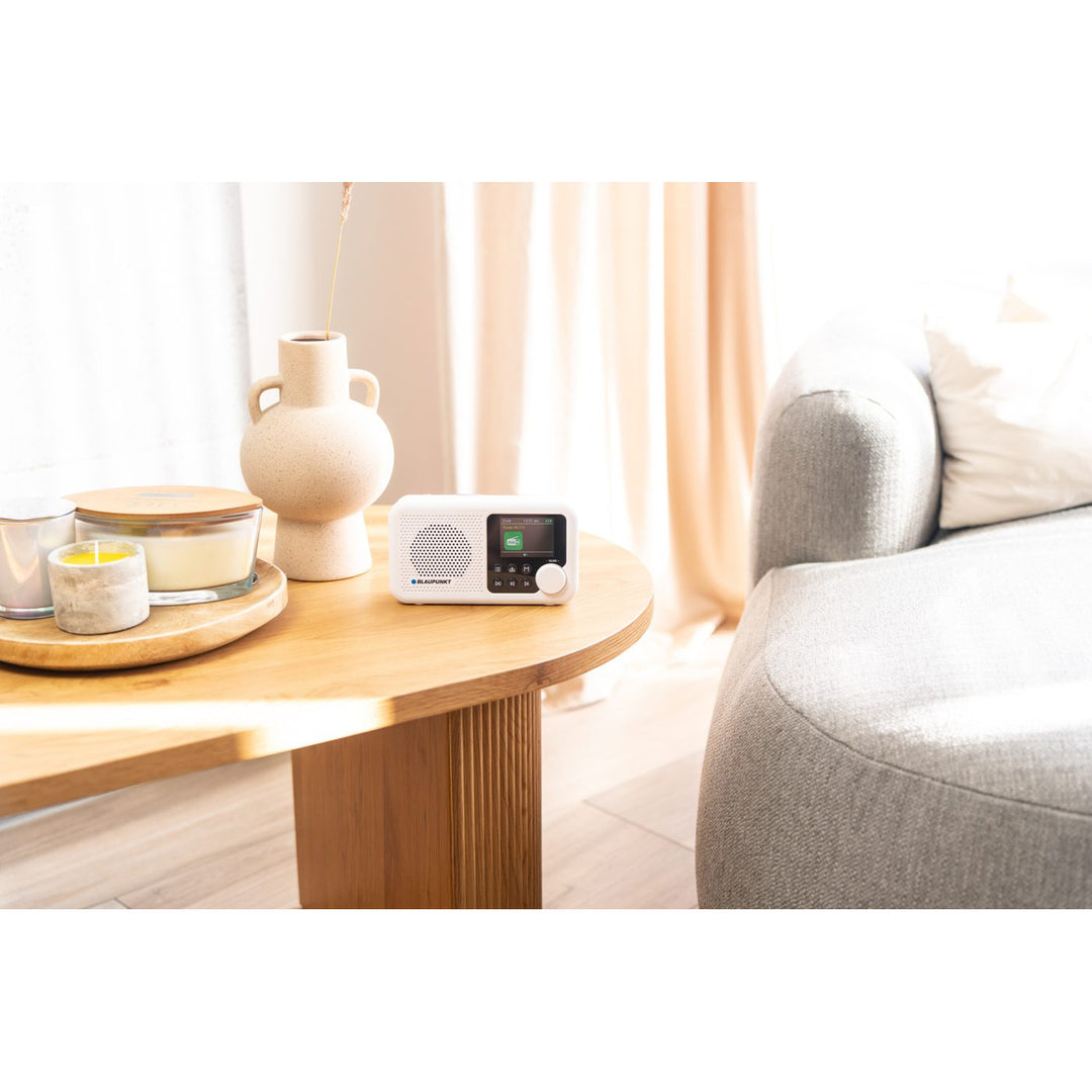 Prenosné rádio Blaupunkt, digitálne rádio DAB+ a FM tuner, Bluetooth, výstup na slúchadlá, 2,4" farebný displej, funkcie hodín a budíka, napájanie z batérie a dobíjanie cez USB-C, DR8WH