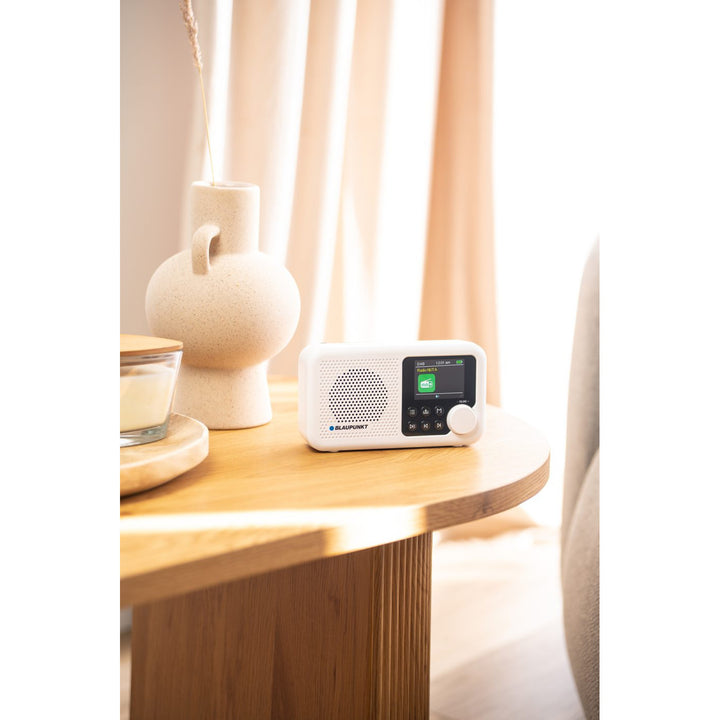 Prenosné rádio Blaupunkt, digitálne rádio DAB+ a FM tuner, Bluetooth, výstup na slúchadlá, 2,4" farebný displej, funkcie hodín a budíka, napájanie z batérie a dobíjanie cez USB-C, DR8WH