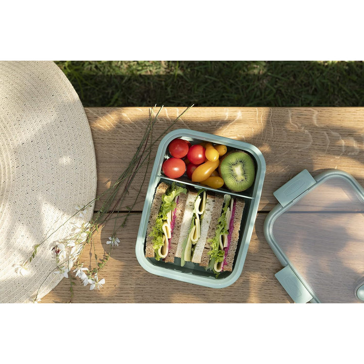 Dvojitá nádoba na potraviny Curver, nepriepustné veko, ventil vo veku, 100 % recyklácia, možnosť použitia v mikrovlnnej rúre, dve priehradky 0,6 l + 0,3 l, 250000