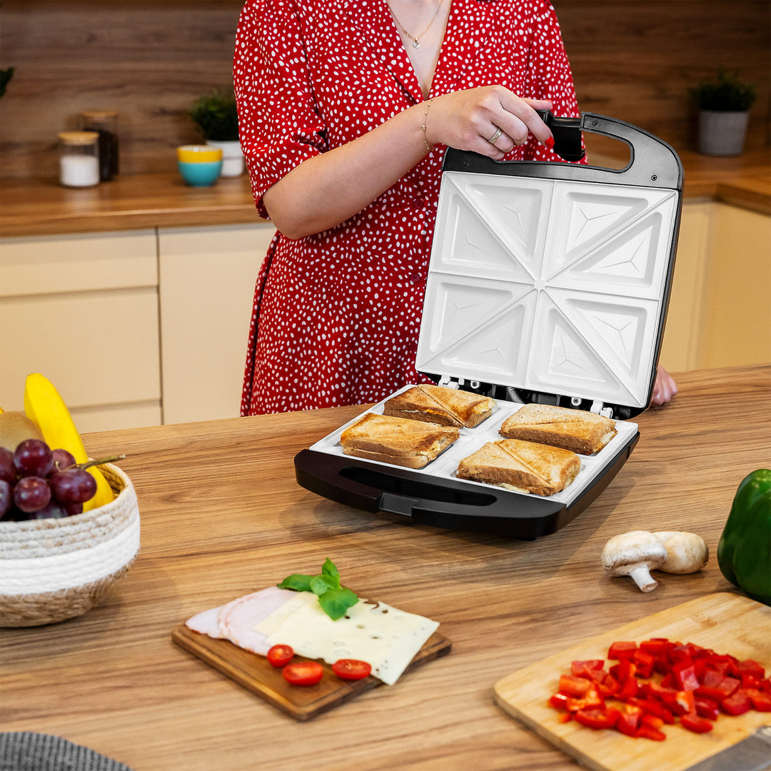 Sendvičovač Teesa, keramické vložky, na 4 sendviče, maximálny výkon 1500 W, TSA3229B