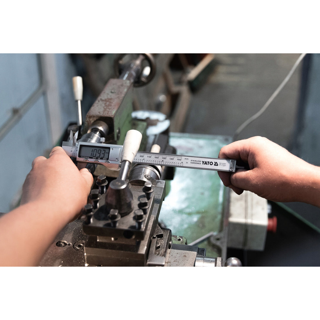 Elektronický posuvný merák Yato, nerezová oceľ, presnosť 0,02 mm, rozsah 0–150 mm, stupnica prispôsobená metrickému a imperiálnemu systému, YT-7201