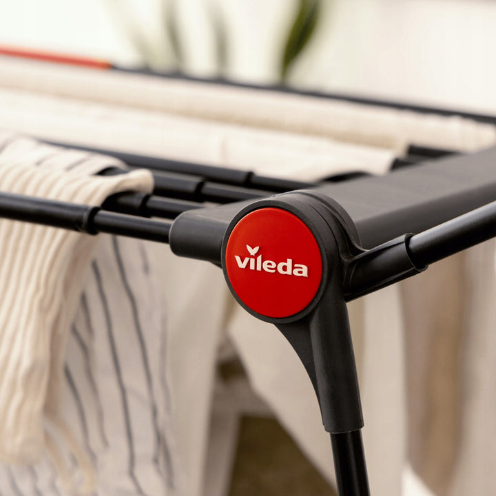 Sušiak na bielizeň Vileda Infinity Flex Ultimate, čierny, sušiaca plocha až 30 m, rozťahovateľný, zvýšený rám, držiaky na bielizeň, vstavané kolieska, 179620