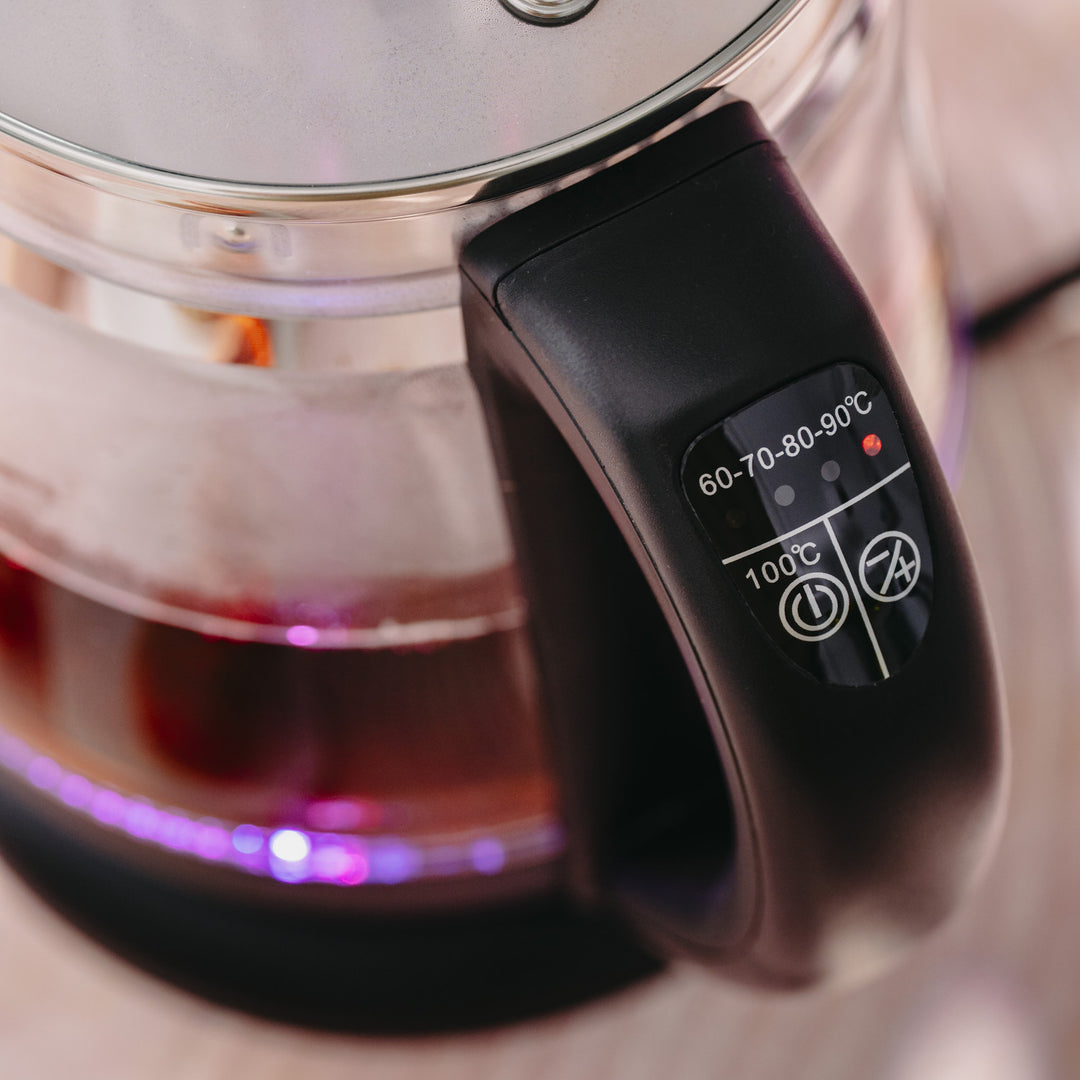 Sklenená rýchlovarná kanvica s objemom 1,5 l, s infúzorom a reguláciou teploty 2200 W, LED 60–100 °C, Adler AD 1299, čierna
